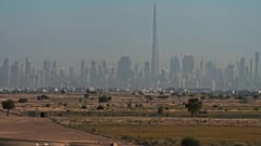 Unos órix árabes pastan con el Burj Khalifa, el edificio más alto del mundo, como telón de fondo en Dubái, Emiratos Árabes Unidos, el sábado 9 de mayo de 2020