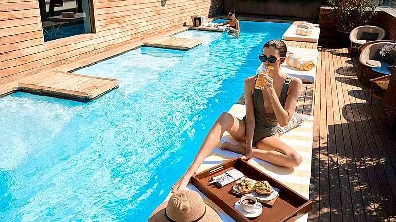 Ser socio de The Cover Barcelona te da acceso a esta espectacular piscina en la azotea