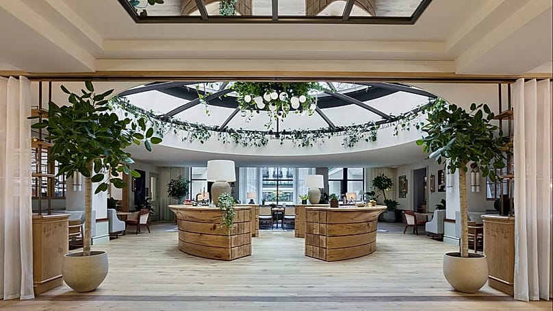 Los socios de Six Senses Place tienen acceso al Dome Bar, un lugar perfecto para hacer coworking