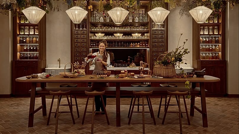 En el Alchemy Bar de Six Senses puedes preparar tinturas y tónicos con hierbas medicinales de temporada
