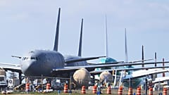 صورة أرشيفية - في هذه الصورة المؤرخة 7 أبريل/نيسان 2020، تظهر طائرات التزود بالوقود KC-46 التابعة لسلاح الجو الأمريكي، والتي تصنعها شركة بوينغ، متوقفة في مطار باين فيلد بمدينة