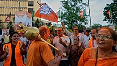 Militanti del Bharatiya Janata Party urlano slogan e festeggiano i primi risultati e i vantaggi nelle recenti elezioni statali a Guwahati, India, lunedì 4 maggio 2026.