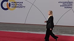 La premier Giorgia Meloni arriva per una riunione della Comunità politica europea a Yerevan, Armenia, lunedì 4 maggio 2026
