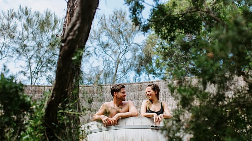 La vasca a botte in stile scandinavo è solo una delle attrazioni di Peninsula Hot Springs, in Australia