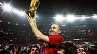 Iniesta levanta el trofeo de campeón del mundo ganado en Sudáfrica 2010.