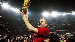 Iniesta levanta el trofeo de campeón del mundo ganado en Sudáfrica 2010.