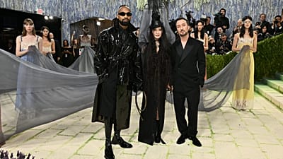 Balról: Akeem Morris, Madonna és Anthony Vaccarello a Met-gálára érkeznek, 2026. május 4-én.