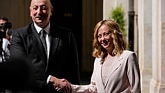 Il presidente azero Ilham Aliyev viene accolto dalla presidente del Consiglio italiana Giorgia Meloni al suo arrivo a Palazzo Chigi, sede del governo, a Roma, settembre 2024.