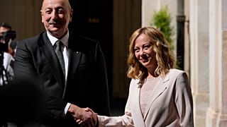 Il presidente azero Ilham Aliyev viene accolto dalla presidente del Consiglio italiana Giorgia Meloni al suo arrivo a Palazzo Chigi, sede del governo, a Roma, settembre 2024.