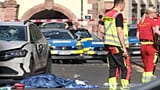 Спасатели стоят рядом с поврежденным автомобилем, в который врезались несколько человек, в Лейпциге, Германия, понедельник, 4 мая 2026 года.