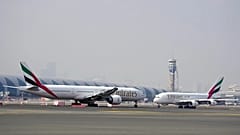 Aerei Emirates in rullaggio all'aeroporto di Dubai negli Emirati Arabi Uniti, 22 novembre 2023