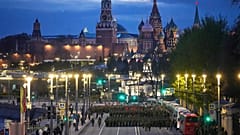 Militari russi marciano verso la Piazza Rossa prima delle prove della parata militare del Giorno della Vittoria, a Mosca, 29 aprile 2026.