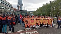 A demonstration by the workers of Tubos Reunidos with the Bilbao headquarters of Iberdrola in the background of the image, from 14 April 2026.