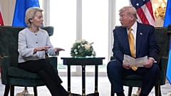 الرئيس الأمريكي دونالد ترامب ورئيسة المفوضية الأوروبية أورسولا فون دير لاين في اسكتلندا، 27 يوليو/تموز 2025