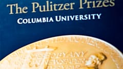 A Pulitzer-díjak átadását hirdető táblák a Columbia Egyetemen, 2019. május 28-án, New Yorkban