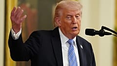 الرئيس دونالد ترامب يتحدث خلال حدث مع أصحاب الأعمال الصغيرة، الاثنين 4 مايو 2026، في الغرفة الشرقية بالبيت الأبيض في واشنطن. (صورة AP/جاكلين مارتن)