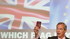 Farage hält am Tag vor der Brexit-Abstimmung einen britischen Pass in der Hand.