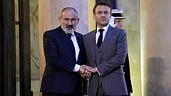Der französische Präsident Emmanuel Macron, rechts, begrüßt den armenischen Premierminister Nikol Pashinyan vor dem Beginn des Pariser Friedensforums in Paris, 9. November 2023.