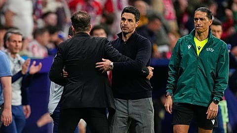 El entrenador del Atlético de Madrid, Diego Simeone (izquierda), saluda al técnico del Arsenal, Mikel Arteta, tras el partido de ida de las semifinales de la Liga de Campeones