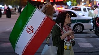 امرأة تحمل العلم الإيراني خلال تجمع موالي للحكومة في ساحة عين عقلاب الإسلامي، أو الثورة الإسلامية، في طهران، إيران، الاثنين 4 مايو 2026. (AP Photo/فاهد سليمي)