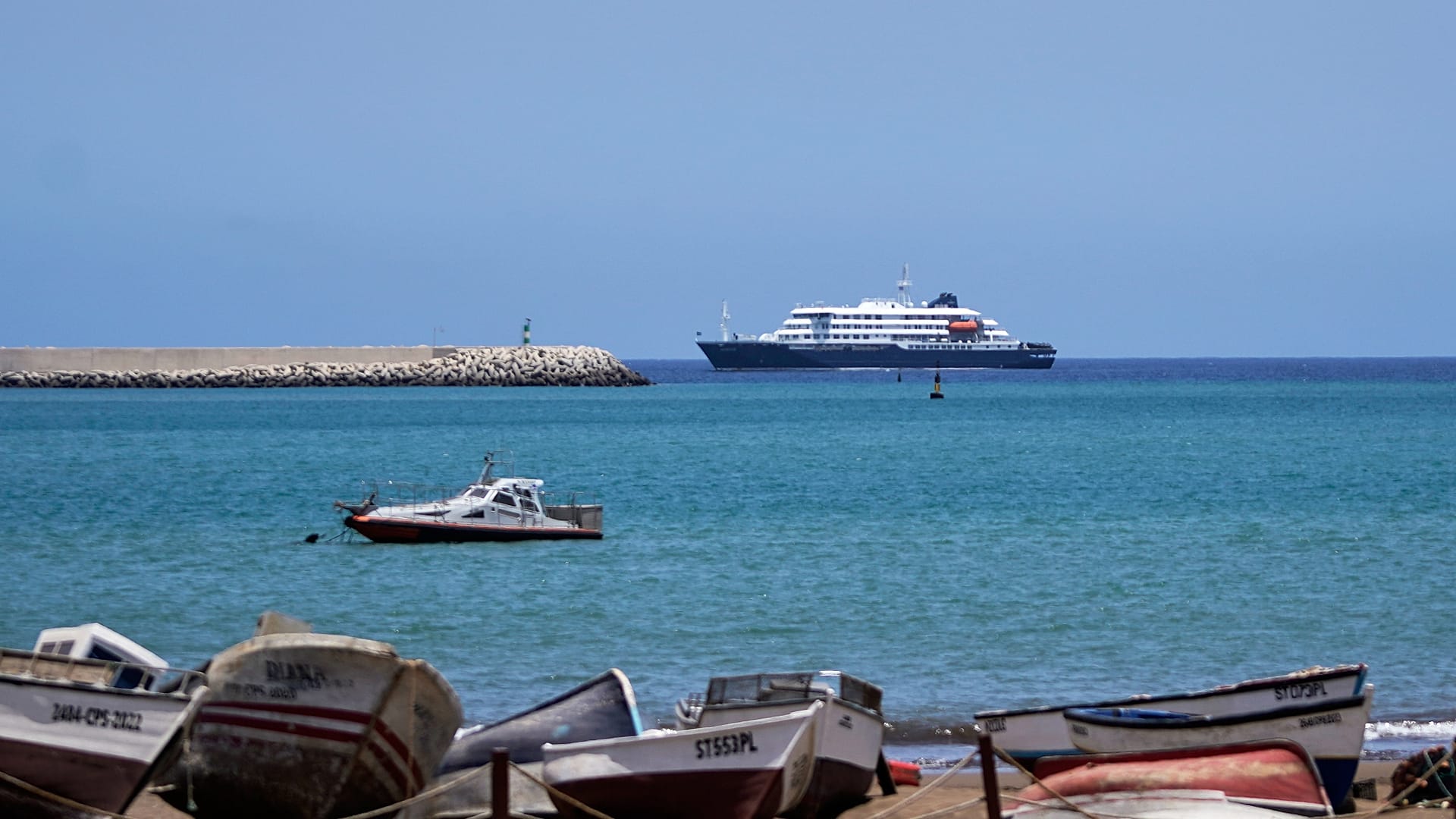 Cap-Vert : le navire de croisière MV Hondius est à l’ancre dans le port de Praia, lundi 4 mai 2026.