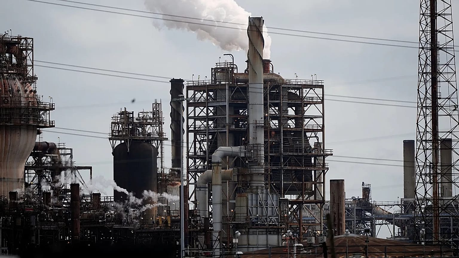 La raffineria di petrolio Shell Norco e la raffineria di petrolio Valero St. Charles, Norco, Louisiana, Usa, 2 aprile 2026