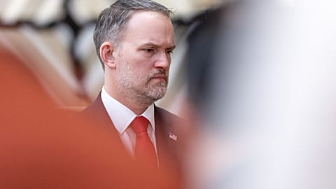 Il rappresentante degli Stati Uniti per il commercio Jamieson Greer partecipa a una conferenza stampa congiunta durante la riunione dei ministri del Commercio dell'UE presso il palazzo del Consiglio europeo a Bruxelles, il 24 novembre 2025.