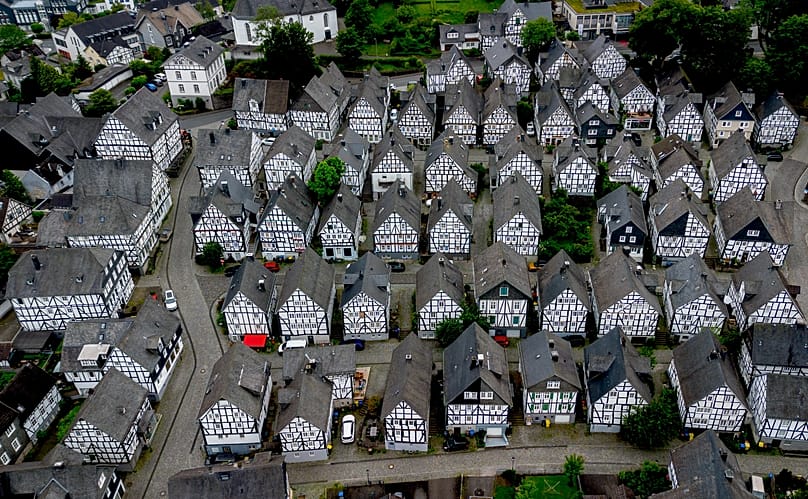 Asphaltierte Straßen, eng gebaute Reihenhäuser... das Umfeld entscheidet darüber, wie heiß es im Sommer wird. Aber auch der Einzelne kann Maßnahmen ergreifen.