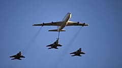 طائرة بوينج 707 تابعة للقوات الجوية الإسرائيلية تستعرض تزويد طائرة مقاتلة من طراز F15 بالوقود خلال حفل تخرج الطيارين الجدد في قاعدة هاتسيريم الجوية بالقرب من مدينة بئر السبع، 