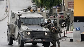 جنود إسرائيليون يتمركزون خلال اشتباكات مع فلسطينيين في مدينة نابلس بالضفة الغربية، يوم الأحد 3 مايو/أيار 2026