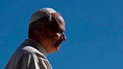 El Papa León XIV llega a su audiencia general semanal en la Plaza de San Pedro del Vaticano, el miércoles 29 de abril de 2026