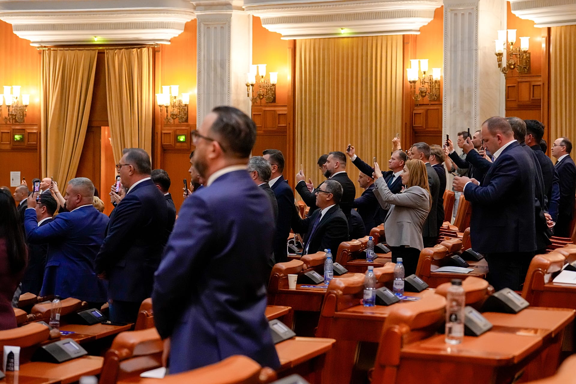 Roumanie: le gouvernement Bolojan renversé, la gauche et l'extrême droite s'allient — image 6