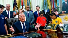 Trump, en el Despacho Oval recibiendo a una visita escolar.