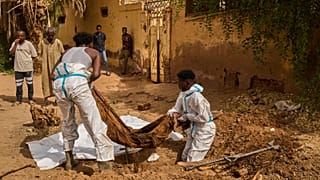 يستخرج موظفو الطب الشرعي جثة شخص قتلته جماعة قوات الدعم السريع في أم درمان على مشارف الخرطوم السودان 20 أبريل 2026