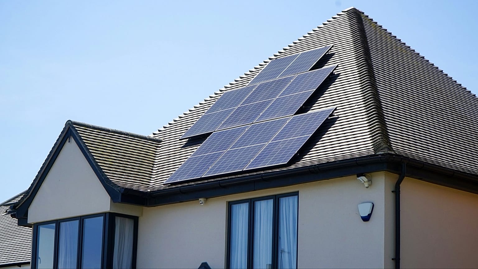 Una casa con paneles solares instalados en el tejado.