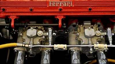 Logotipo de Ferrari en un motor