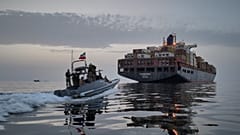 يقترب زورق سريع تابع للبحرية التابعة للحرس الثوري (IRGC) من سفينة الشحن إيبامينونداس مضيق هرمز، 21 أبريل 2026. 