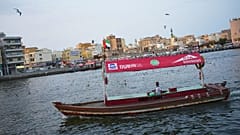  قارب سياحي فارغ يبحر في خور دبي بجوار سوق السيف، أحد أهم المناطق السياحية في دبي، الإمارات العربية المتحدة، يوم الجمعة 13 مارس/آذار 2026