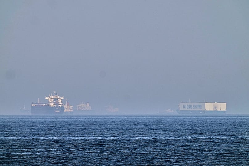 Ein Tanker und ein Autotransporter liegen im Golf von Oman nahe der Straße von Hormuz vor Anker, von der Küste bei Khor Fakkan, Vereinigte Arabische Emirate, aus gesehen. 1. Mai 2026.