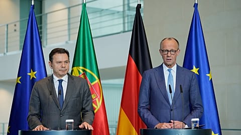 Chanceler alemão Friedrich Merz (direita) e o primeiro-ministro português Luís Montenegro participam numa conferência de imprensa em Berlim, 5 de maio de 2026