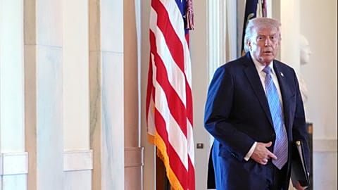 O presidente dos EUA, Donald Trump, chega para um evento com líderes de pequenas empresas, segunda-feira, 4 de maio de 2026, na Sala Leste da Casa Branca, em Washington