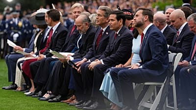 ARCHIVO - El vicepresidente de EE.UU., JD Vance, y funcionarios de la Administración Trump asisten a una ceremonia en la Casa Blanca, el 28 de abril de 2026, en Washington.
