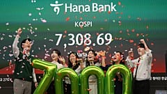 Employees of Hana Bank celebrate in a photo opportunity to mark the Korea Composite Stock Price Index (KOSPI) of over 7,000 points at Hana Bank in Seoul. 6 May 2026