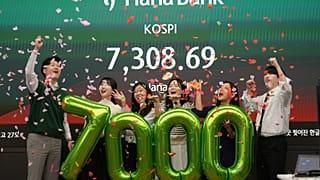 Employees of Hana Bank celebrate in a photo opportunity to mark the Korea Composite Stock Price Index (KOSPI) of over 7,000 points at Hana Bank in Seoul. 6 May 2026