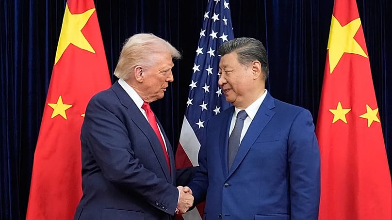 FILE - US-Präsident Donald Trump und der chinesische Präsident Xi Jinping geben sich vor ihrem Treffen auf dem internationalen Flughafen Gimhae in Busan, Südkorea, die Hand, 30. Oktober 2025