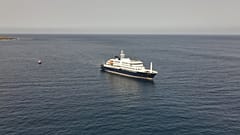 Hollanda yolcu gemisi MV Hondius'un 5 Mayıs 2026 tarihinde Cape Verde açıklarında Atlantik'te demirlemiş halinin havadan görünümü.