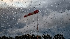Eine Wetterfahne ist durch Regentropfen in Wehrheim bei Frankfurt, Deutschland, am Donnerstag, dem 10. Oktober 2024, zu sehen.