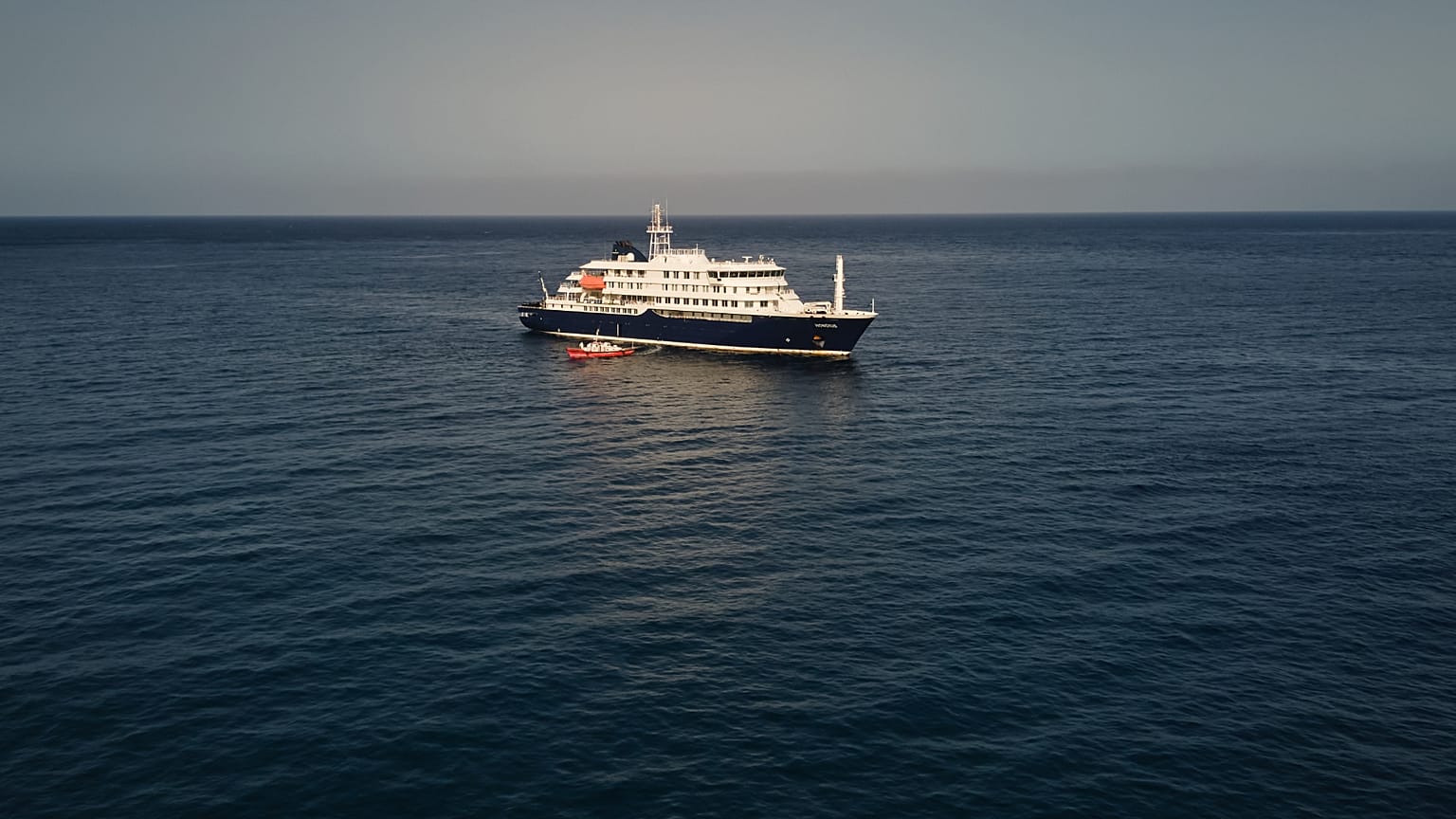 صورة جوية لسفينة الرحلات البحرية الهولندية MV Hondius وهي راسية في المحيط الأطلسي قبالة سواحل الرأس الأخضر، يوم الثلاثاء 5 مايو/أيار 2026