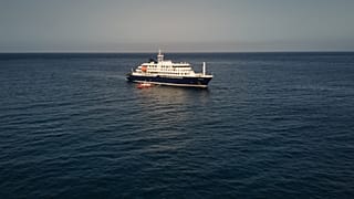 صورة جوية لسفينة الرحلات البحرية الهولندية MV Hondius وهي راسية في المحيط الأطلسي قبالة سواحل الرأس الأخضر، يوم الثلاثاء 5 مايو/أيار 2026