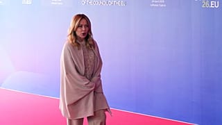 La primera ministra italiana Giorgia Meloni llega a la cumbre de la UE en Nicosia el 24 de abril de 2026